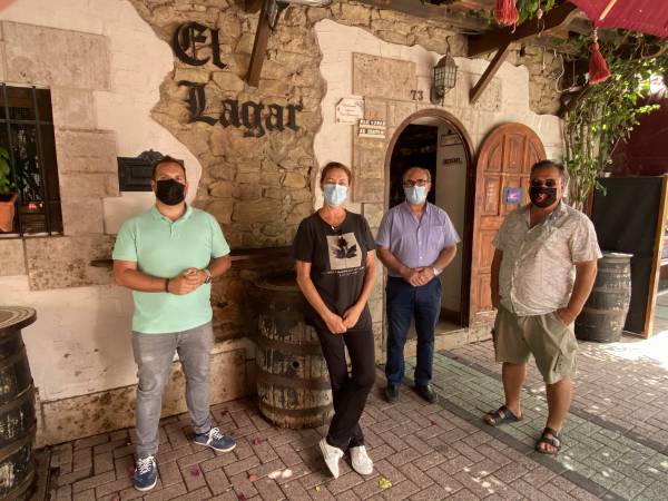 Gómez y Pérez Cumbre visitan los establecimientos de Palmones adheridos a ‘EscaparARTE’