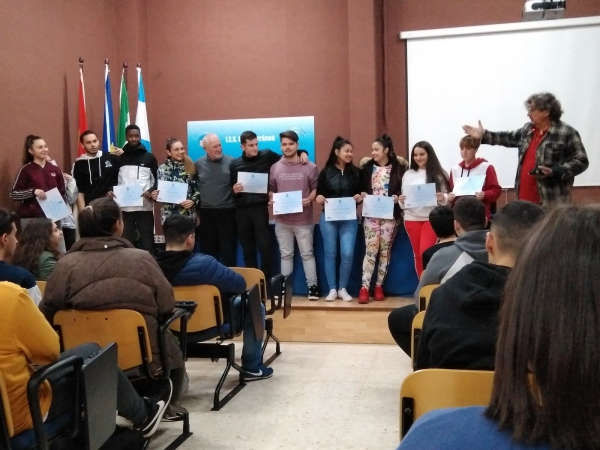 Helenio Fernández entrega diplomas a los alumnos del instituto Mediterráneo que colaboraron como voluntarios en los Juegos Europeos de Policías y Bomberos