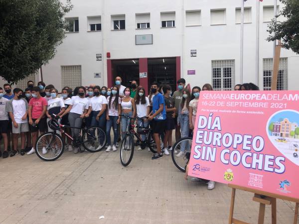 Alconchel acompaña a los alumnos del IES Carlos Cano de Los Barrios en la celebración del “Día Europeo sin coches”