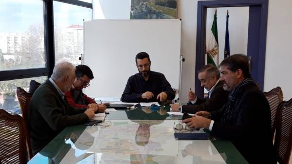 El alcalde de La Línea entrega a los portavoces políticos municipales el documento de peticiones ante el Brexit