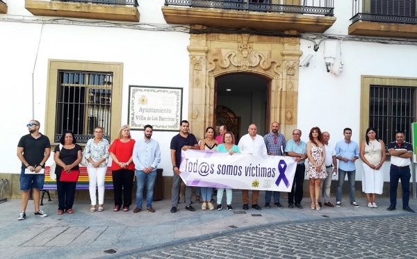 La Corporación Municipal de Los Barrios guarda un minuto de silencio en repulsa por los últimos asesinatos por violencia de género