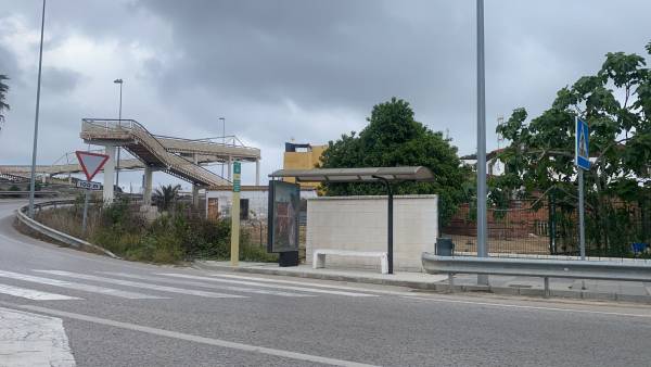 La Junta trabaja en la mejora de la parada de autobús de Taraguilla, en San Roque