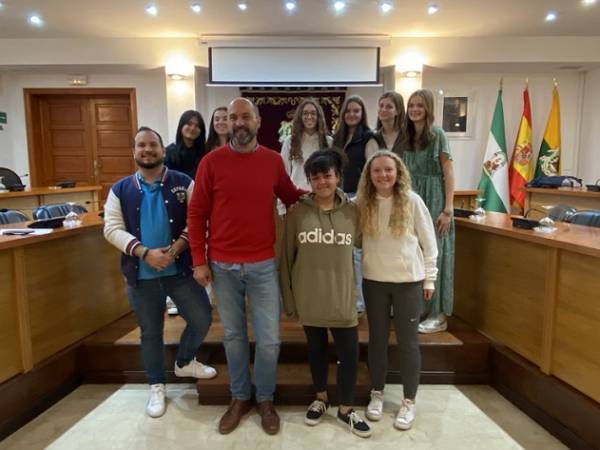 Alconchel y Pérez Cumbre dan la bienvenida a las cuatro estudiantes francesas que visitan la villa gracias al Programa de Movilidad ‘Picasso Mob’