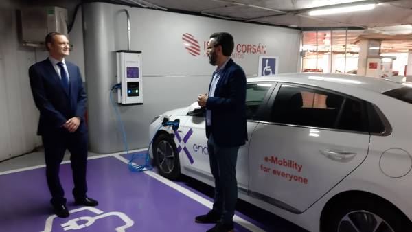 Presentado en La Línea un nuevo servicio de carga eléctrica de vehículos en los aparcamientos subterráneos Centro y Constitución-Frontera