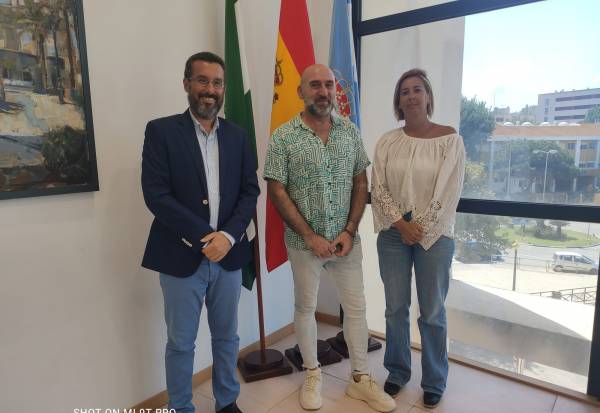 El alcalde de La Línea recibe al profesor Alberto Castellanos, del IES Virgen de la Esperanza, nominado para los  Premios Nacionales al Mejor Docente