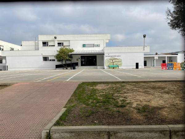 El Ayuntamiento de Los Barrios arreglará las grietas del pabellón del colegio San Ramón y la cornisa del centro Maestro Juan González