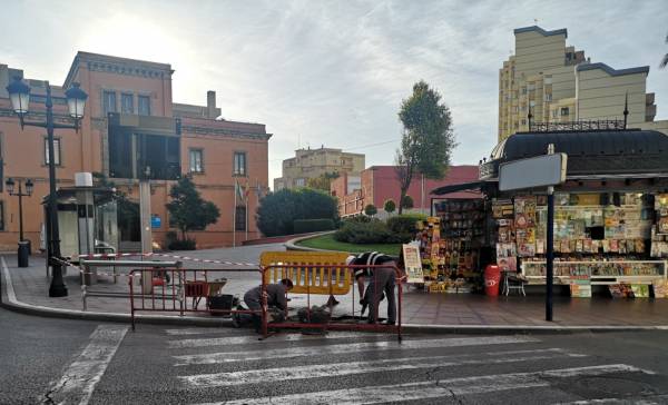 Mantenimiento Urbano de La Línea realiza trabajos  de rebaje de aceras en la Plaza de la Constitución para facilitar el tránsito de personas con movilidad reducida
