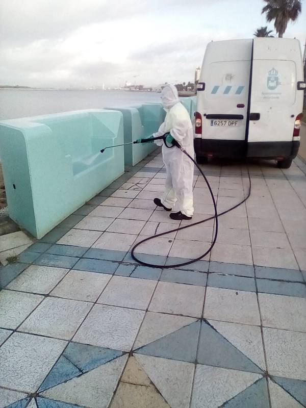 Ejecutados trabajos de desinfección en el Palacio de Congresos y el Paseo Marítimo de Poniente de La Línea