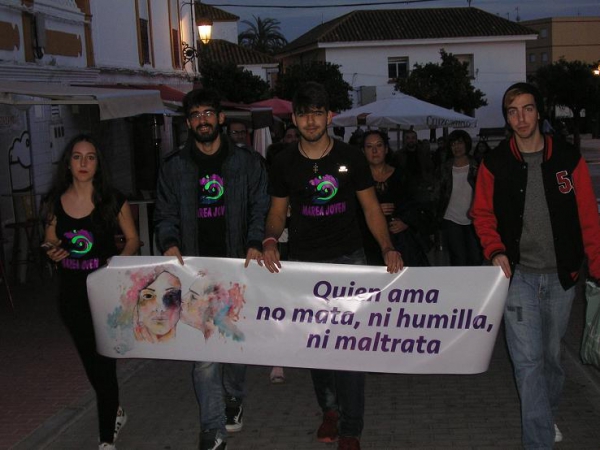 Marea Joven Los Barrios marchó por las victimas de violencia de género