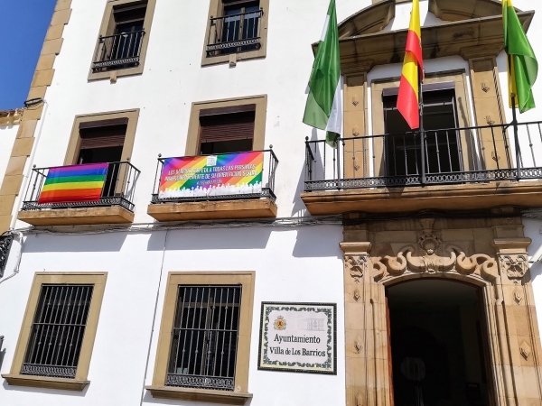 El Ayuntamiento de Los Barrios luce este miércoles la bandera arcoíris en celebración del Día del Orgullo LGBTI