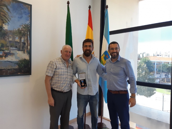 El alcalde ha recibido a García Pastor, galardonado con la medalla al mérito social penitenciario