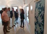 Inaugurada en la Casa Urrutia de Los Barrios la muestra de pintura ‘Naturaleza en azul’ de Enma Lápiz