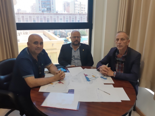 El Ayuntamiento entrega a la APBA el acuerdo para la ocupación de una parcela por el Real Club Náutico y el Club Linense de Caza y Pesca