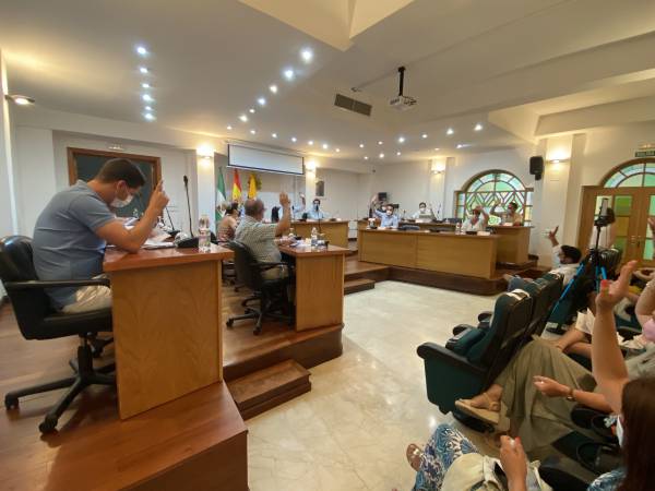 El pleno de Los Barrios aprueba reunificar los dos préstamos que el Ayuntamiento mantiene con el ICO para ahorrar en intereses y ganar en liquidez