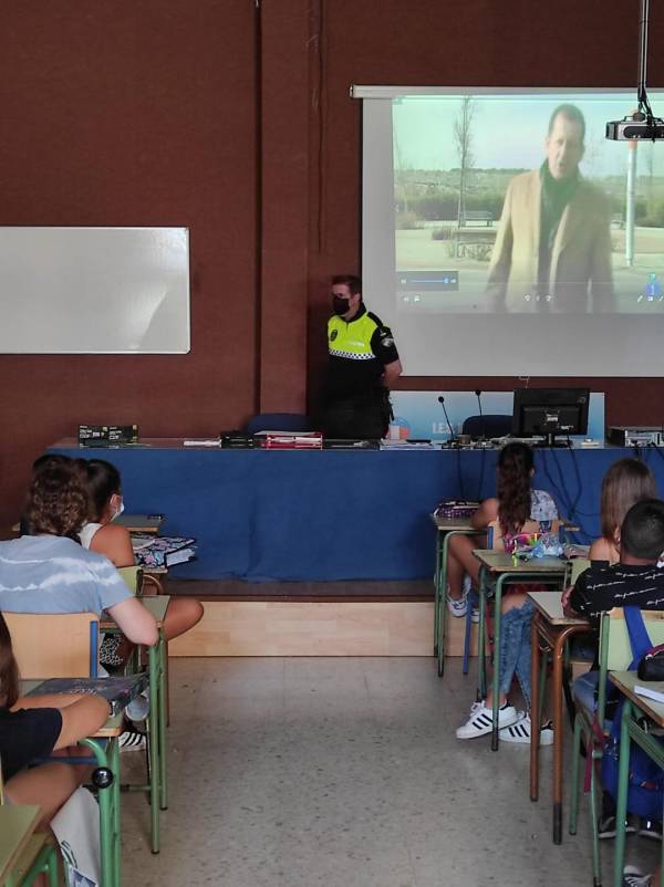 La Policía Local de La Línea ofrece un curso sobre Seguridad Vial a alumnos del IES Mediterráneo