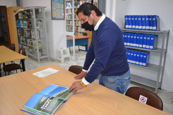 Donan a la Biblioteca Municipal de Tarifa toda una colección de la revista especializada “Surf a vela”