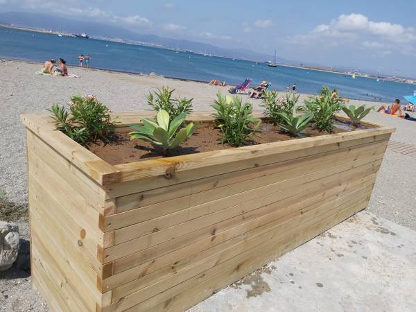 La delegación de Playas de La Línea instala un nuevo macetero en la playa de Poniente y acomete reparaciones de duchas, pasarelas y el parque de calistenias