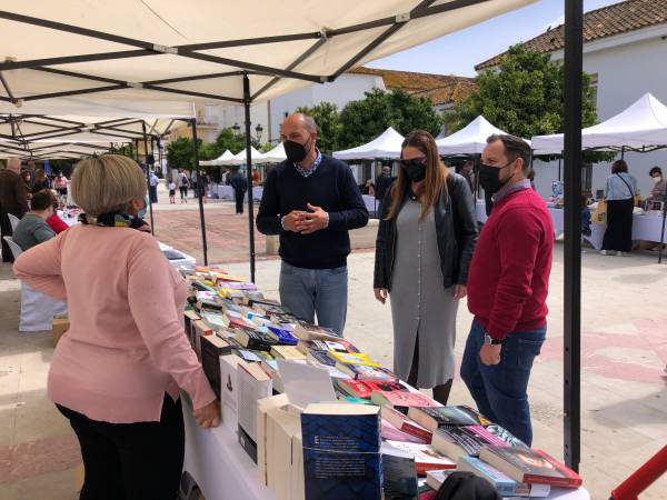 Pérez Cumbre, satisfecho con el  desarrollo de la I Feria del Libro de Los Barrios