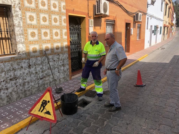 Gómez supervisa las labores de limpieza de imbornales de Arcgisa en Palmones