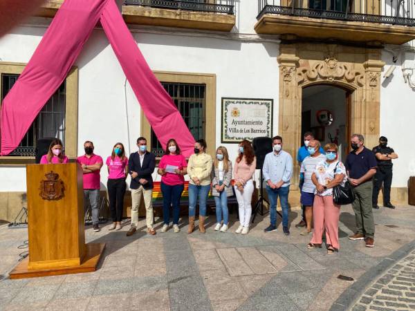 El Ayuntamiento de Los Barrios muestra su apoyo al Día Mundial contra el Cáncer de Mama con un sencillo y emotivo acto