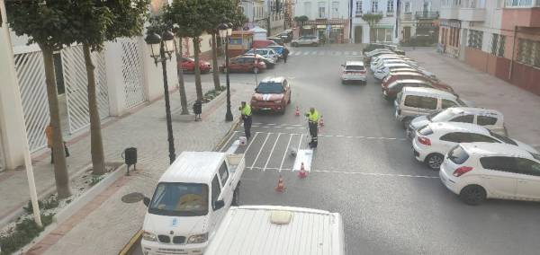 El Ayuntamiento de La Línea ha ejecutado trabajos de reposición de señales horizontales en vías urbanas sobre una superficie de más de 15.000 metros cuadrados