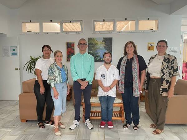 Gallego visita la nueva sala de terapia multisensorial de la residencia de mayores San Ramón de Los Barrios