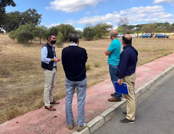 Técnicos de la Junta inspeccionan la parcela en la que se construirá el nuevo instituto de Educación Secundaria de Los Barrios