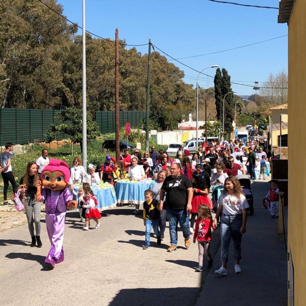 Buen ambiente en el inicio del Carnaval de Los Cortijillos con el pasacalle infantil