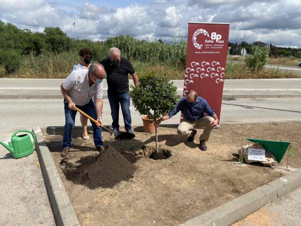 El edil José Antonio Gómez asiste a la plantación de un nuevo árbol en el centro Bahía Plaza para celebrar el Día del Donante