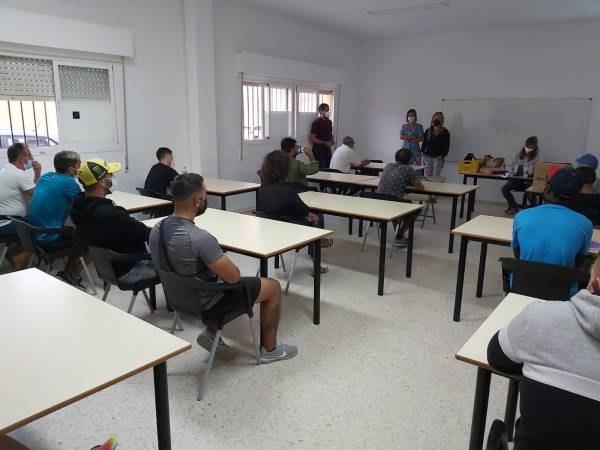 Iniciados unos cursos de formación básica en seguridad para pescadores en unas aulas cedidas por el Ayuntamiento de La Línea en La Atunara