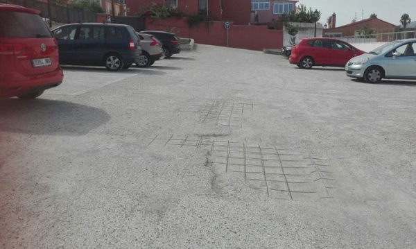Los Barrios Sí Se Puede denuncia el mal estado del pavimento del aparcamiento de la calle Robles