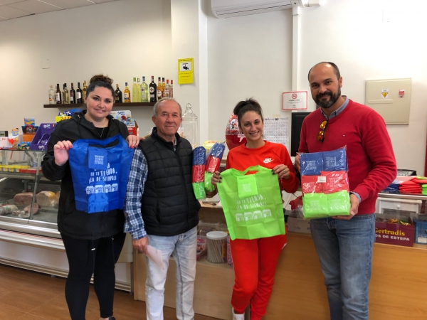 Alconchel y Gómez entregan bolsas de la campaña ‘Compra en tu tienda, la de siempre’a comercios de Los Cortijillos y La Dehesa