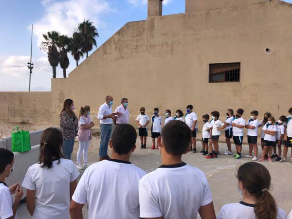 Alconchel acompaña a los alumnos del colegio ‘Casa de la Virgen’ de Palmones en la campaña del proyecto ‘LIBERA’ para mantener limpia la playa
