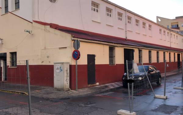La UTE adjudicataria de las obras del Mercado de La Concepción de La Línea procede al vallado perimetral del edificio como paso previo al inicio de las obras