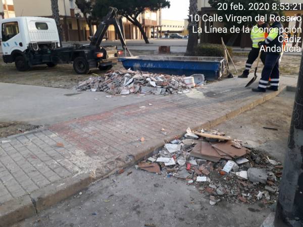La Policía Local  de La Línea ha cursado en lo que va de mes 45 denuncias relacionadas con el depósito de basuras y escombros