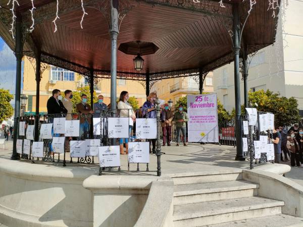 Los Barrios muestra su repulsa hacia violencia de género en el acto institucional del 25N
