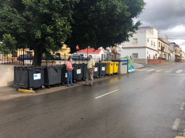 Delgado supervisa en el municipio de Los Barrios los puntos de recogida de basura donde se instalarán los nuevos contenedores de carga lateral