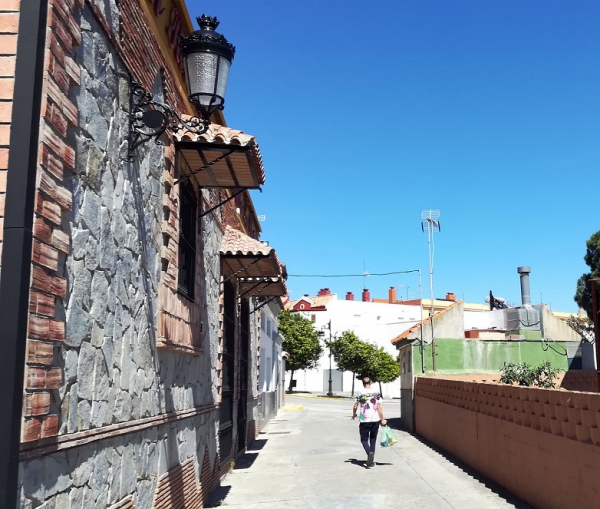 Ayuntamiento de Los Barrios agradece a Mesón Bodeguita La Ibérica la donación de nuevos puntos de luz en el alumbrado público