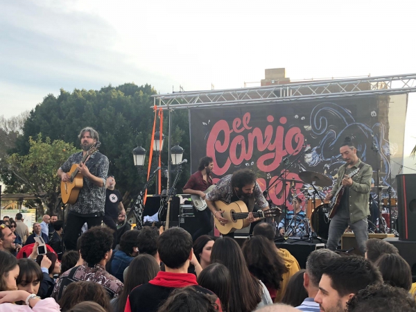 Llenazo en el Paseo de La Constitución de Los Barrios para disfrutar del gran concierto del Canijo de Jerez