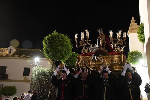 La lluvia respeta al Cristo de la Caña y procesiona junto a la Esperanza en San Roque