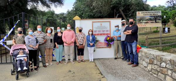 Vecinos de Castellar de la Frontera recuerdan y hacen una ofrenda floral en homenaje a las víctimas del fascismo
