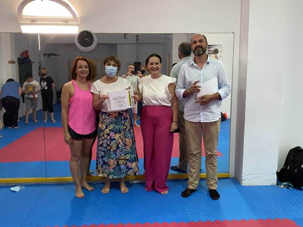 Alconchel y Lobato entregan los diplomas del taller de Yoguilates