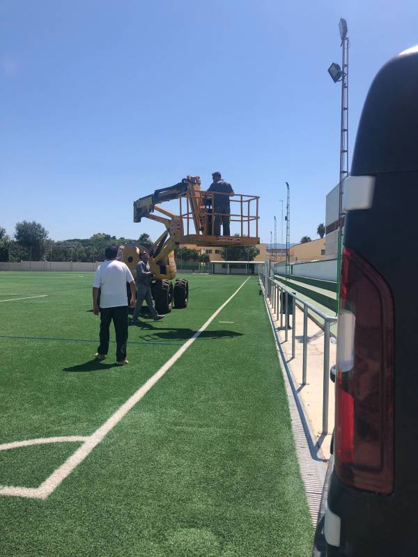 Comienza la instalación de los nuevos focos led en los campos de fútbol de Los Cortijillos y Palmones