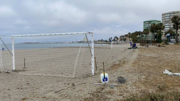 La delegación de Deportes de La Línea inicia en las playas la colocación de  instalaciones para uso público
