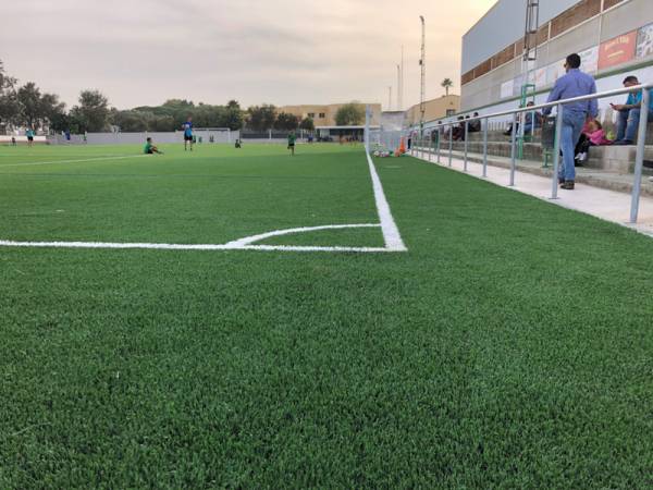 Finalizada la redacción del pliego de contratación de las obras de renovación del césped artificial del campo de fútbol 11 en el complejo San Rafael de Los Barrios