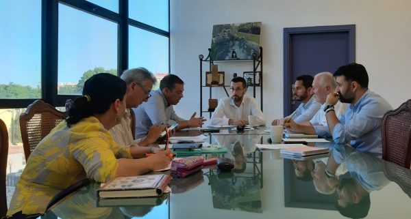 El alcalde de La Línea y los responsables de las seis grandes áreas municipales tratan con el alcalde la organización interna del ayuntamiento