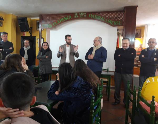 El alcalde de La Línea asiste en la Peña Flamenca a una nueva sesión de “La Cuadra de Juan Mesa” con alumnos del IES Virgen de la Esperanza
