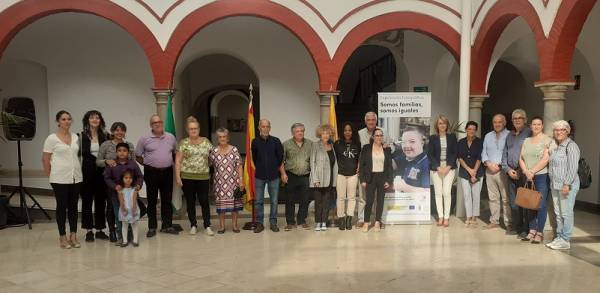 La exposición Somos Familias, somos iguales muestra la riqueza que la diversidad cultural aporta a Algeciras