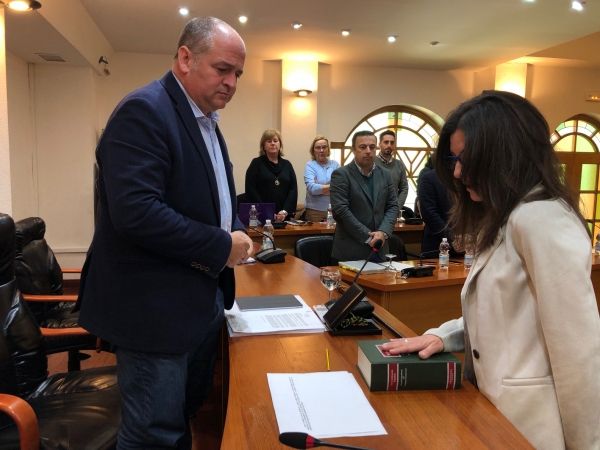 María José Domínguez ha tomado posesión de su acta de concejal del PIBA tras el fallecimiento de su padre Miguel Dominguez Conejo