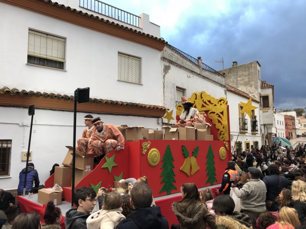 La cabalgata de Reyes Magos llena de ilusión las calles de Los Barrios,Palmones, Los Cortijillos y Guadacorte